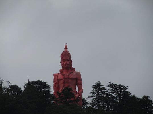 The monumental Hanuman statue atop Jhakoo hill.