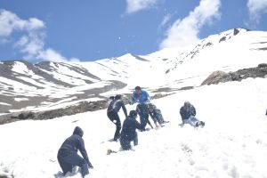 Snow war at Kunzum!